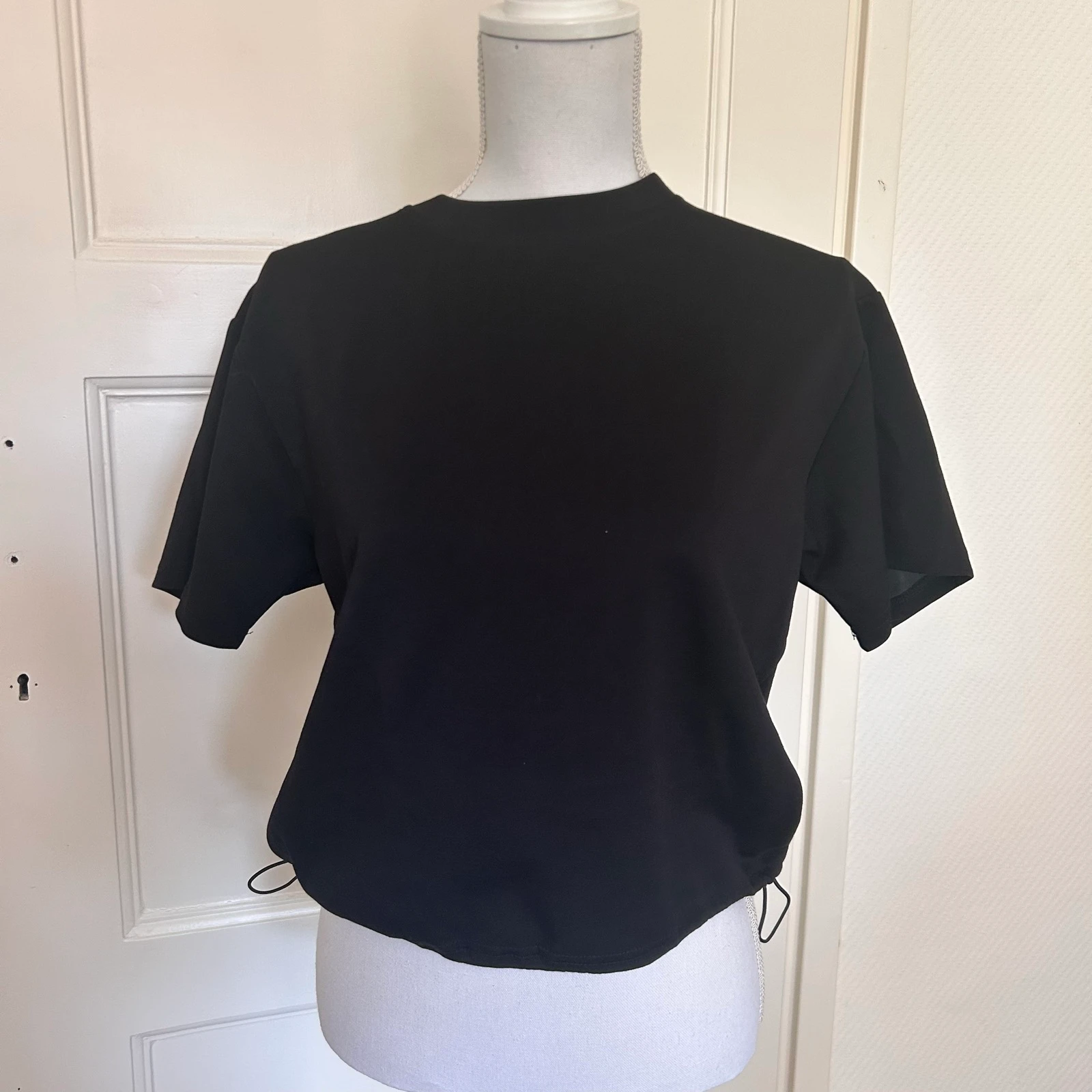 Zwart Cropped T-Shirt met Aangetrokken Taille / Trekkoord – Maat S / M